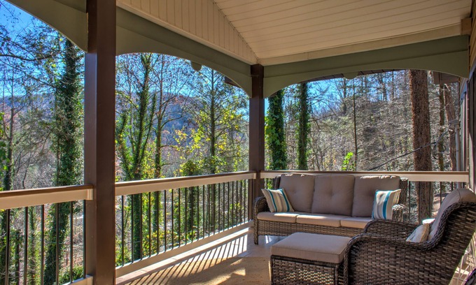 Bat Cave Casa | Moonshine Hideaway | Vintage Treehouse Cabin Near Lake Lure + Biltmore Pass
