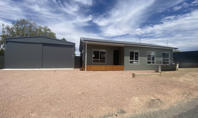 Moonta Bay Casa | Moonta Bay Holiday Home - Modern holiday home, Free WiFi! Off peak special!