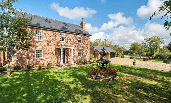 Poulton-le-Fylde Cabaña | MOOR END MANOR, family friendly, luxury holiday cottage in Stalmine
