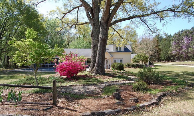 Auburn - Opelika Casa | Acogedor refugio de invierno en 8 acres, ideal para grandes grupos! 3 minutos a restaurantes