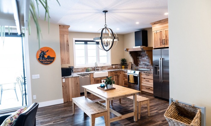 Cochrane Cabaña | Moose Bottom Cottage/entire home/pet/garage