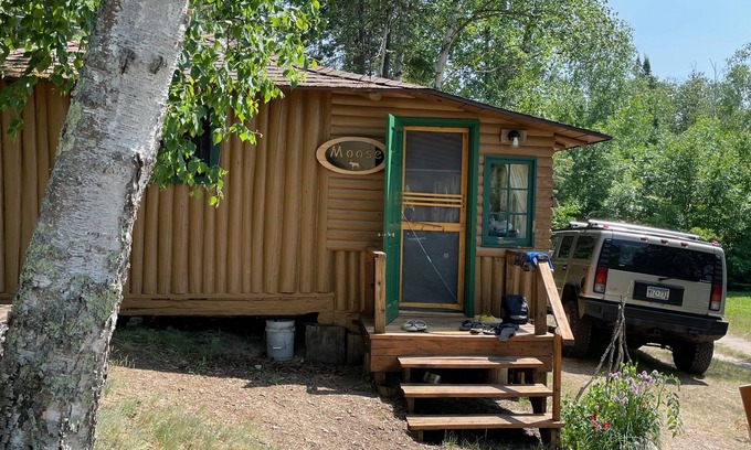 Ely Cabina | Moose Cabin at Wilderness Wind en el lago Armstrong cerca de Ely, MN