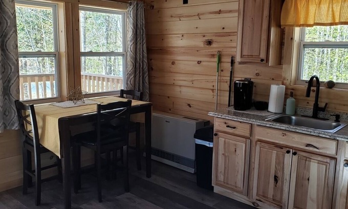 East Corinth Cabina | Moose Cabin: Charming 2-bedroom cabin with WiFi, AC in relaxing Sebec