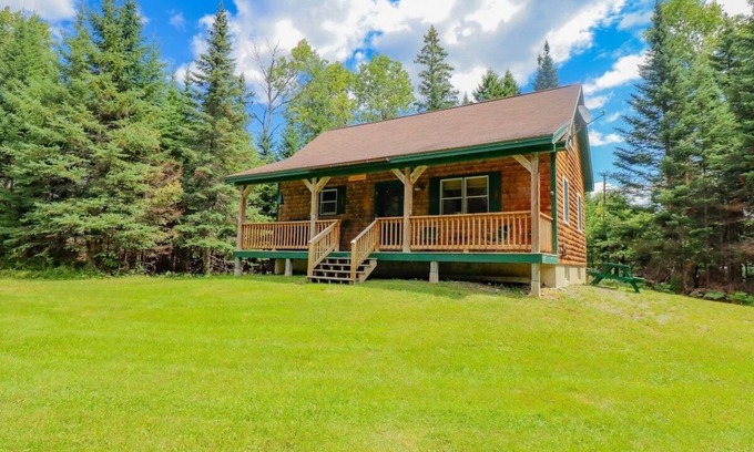 Rangeley Casa | MOOSE CALL INN, Cozy 2bedroom house in Rangeley, snowmobile from the front door!