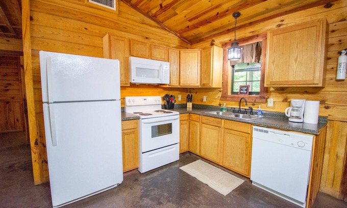 Board Camp Cabina | Moose Lodge|18Acres|Private Creek|Swim|Hiking|ATV Trails|Mtn Cabin