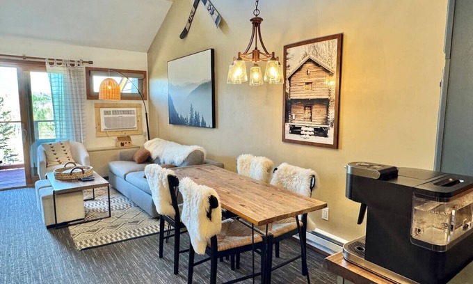 Lutsen Apartamento | Moose Mtn Retreat Ski-in out Condo Pool Hot Tub Fire Pits