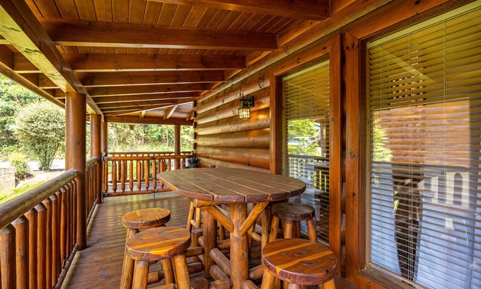 Sevierville Cabina | MooseBehaving - Two Bedroom Cabin