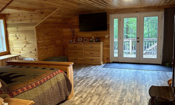 Beaver Cove Cabina | Moosehead Lake Retreat. Spacious Log Cabin, Lake Access, Close to Trails
