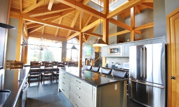 Sundance Estates Chalet De Esquí | Moosehead Lodge: Stunning 4 bdrm/4 bath chalet. Ski in/ski out, private Hot Tub