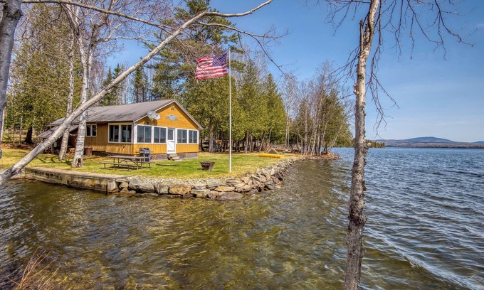 Oquossoc Casa | 🐾 Mooselodge | Cozy Cabin on Rangeley Lake, Pet Friendly
