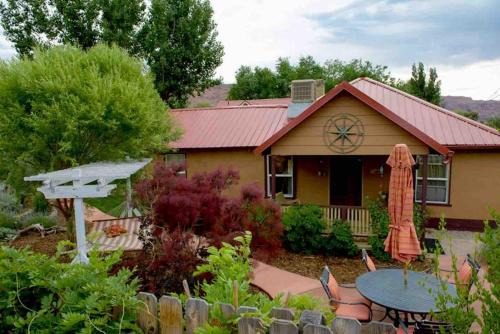 Moab Casa | Moosewood Cottage - Hot Tub, Downtown, Dog Friendly