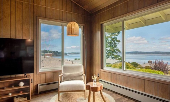 Oak Harbor Apartamento | Morden Rustic 6B3B w/Water & Mountain View + BBQ