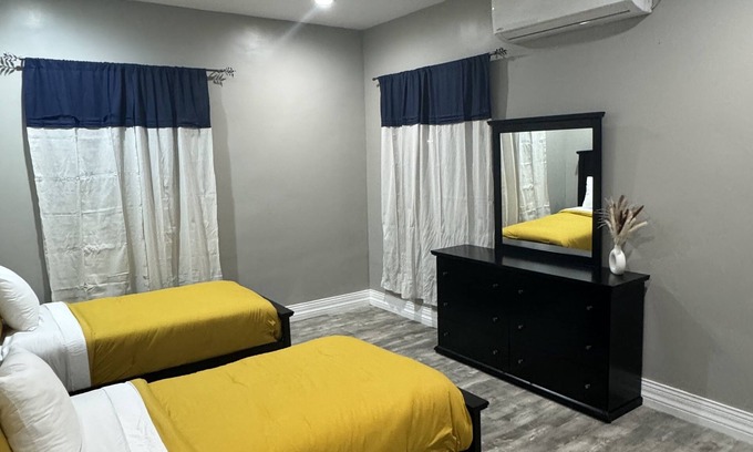 Nassau Apartamento | Morden spacious Town House w/jacuzzi , free parking, and free WiFi