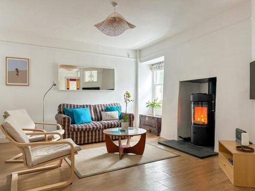 Cawsand Casa | Mordros Cawsand Cottage, Steps from the Beach