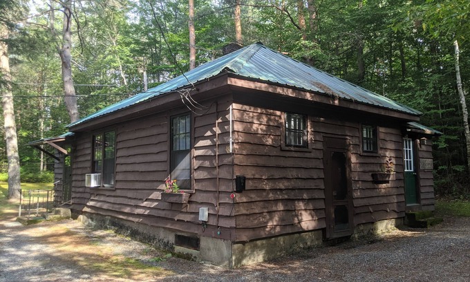 Ray Brook Cabina | Moreno's Cottages Cabin #10 -2 Bed/2 Bath Adirondack 4 season Cabin in the pines