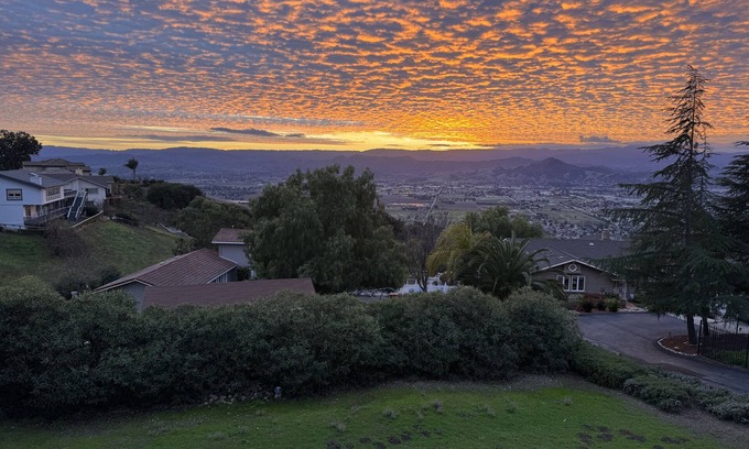 Morgan Hill Apartamento | Morgan Hill Gem: Spacious 2-BR with stunning view, family and pet friendly.