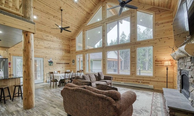 Island Park Cabina | Morning Dew Cabin | Sleeps 15 w/ a Hot Tub
