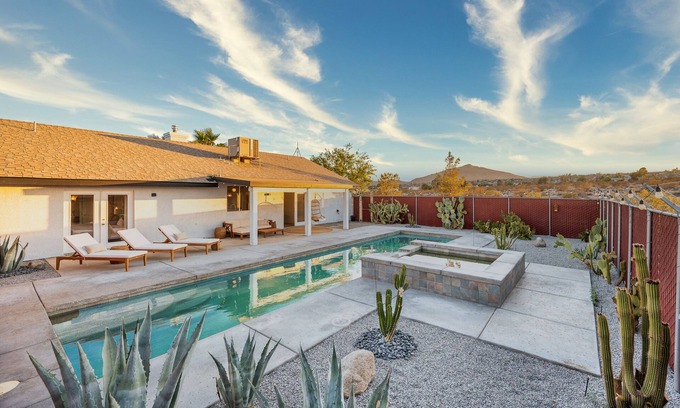 Joshua Tree Casa | Moroccan Oasis/3br + Yoga/ Sound Bath Room + Pool/Spa, close to National Park