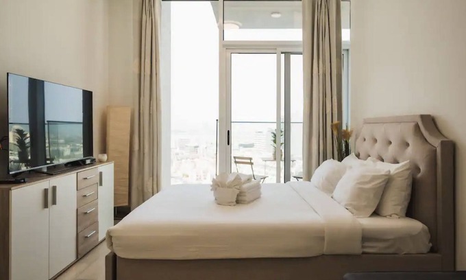 Emirates Hills Apartamento | Morpheus Stays - Bali Vibes Studio in JVC