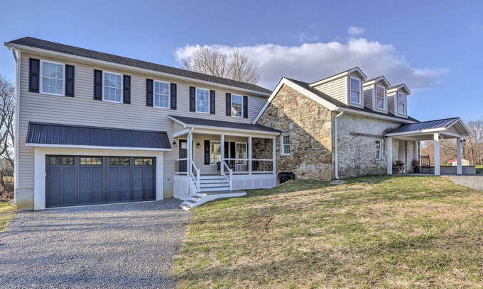 Lovettsville Casa | Morrisonville Manor w/ Fire Pit & Hot Tub!