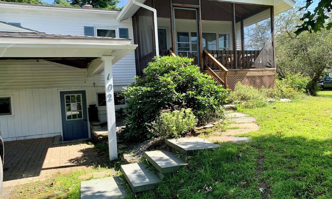 Eastern Vermont Casa | Morrisville's Home Sweet Home/Simple home with an enjoyable screened in porch.