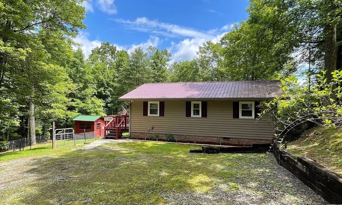 Brasstown Cabaña | Moss Hollow Cottage - close to Folk School