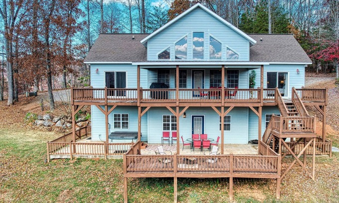 Hiawassee Casa | 'Mossy Oaks Lodge' - 4 BR / 3 BA con excelentes vistas!