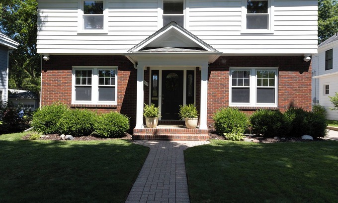 Burns Park Casa | Most desired neighborhood in Ann Arbor Sleeps 8. 4 bedrooms. 2 bathrooms