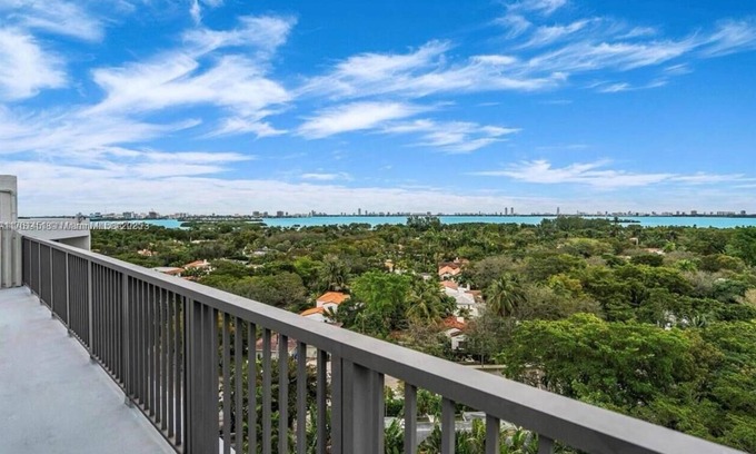 Northeast Miami Condominio | Bella apartamento muy privado sin vecinos con vistas al mar