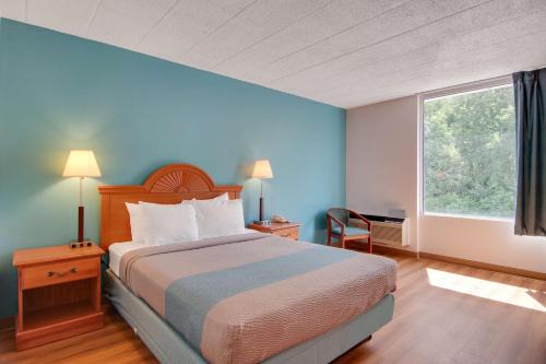 Clarion Hotel | Motel 6-Clarion, PA