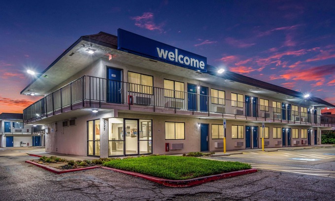 College Station Hotel | Motel 6 College Station, TX - Bryan