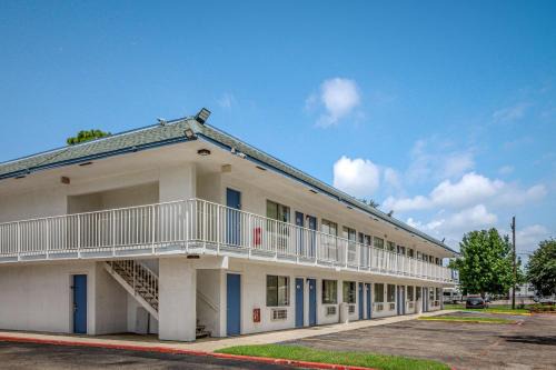 Conroe Hotel | Motel 6-Conroe, TX