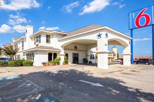 Irving Hotel | Motel 6 Dallas – Irving DFW Airport South