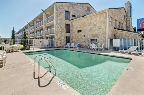 Northwest Dallas Hotel | Motel 6-Dallas, TX - Forest Lane