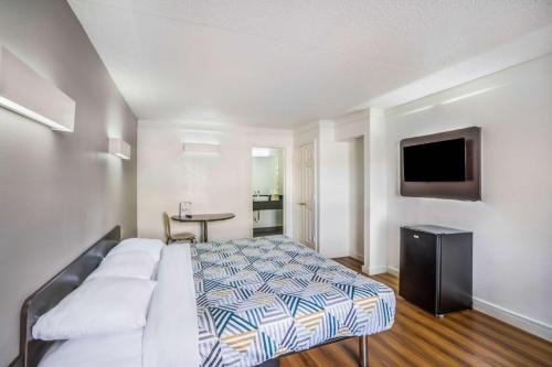 Dallas Hotel | Motel 6-Dallas, TX - Market Center