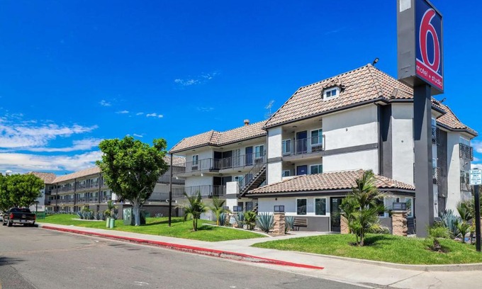 Central Escondido Hotel | Motel 6-Escondido, CA