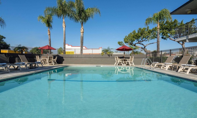 Fontana Hotel | Motel 6 Fontana, CA