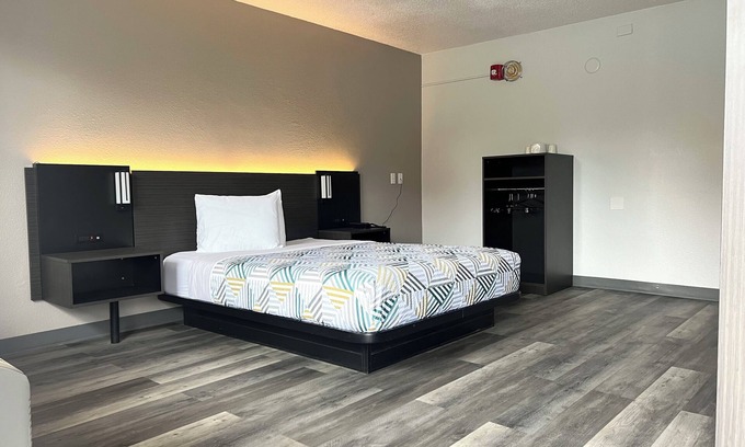 Middleburg Heights Hotel | Motel 6 Middleburg Heights, OH - Cleveland