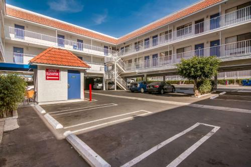 Monterey Park Hotel | Motel 6 Monterey Park