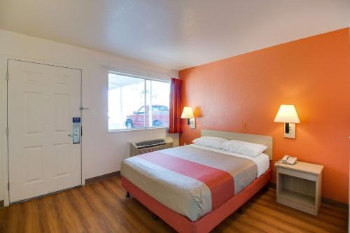 Camelback East Hotel | Motel 6-Phoenix, AZ - East