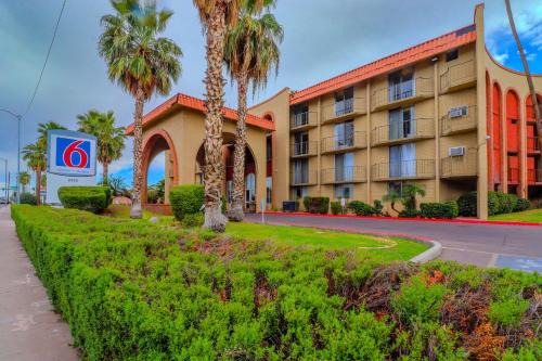 Phoenix Hotel | Motel 6 Phoenix, AZ – Sky Harbor