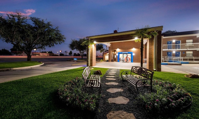 Plano Hotel | Motel 6 Plano, TX - Plano Northeast
