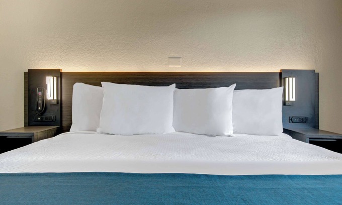 Venice Hotel | Motel 6 Venice, FL