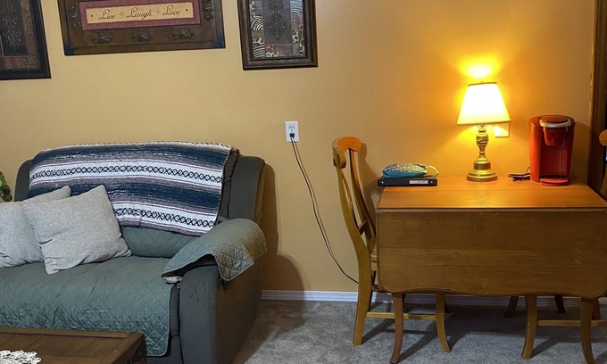 Mountain Home Apartamento | Mother in laws quarters. Quiet neighborhood . Close to two lakes and 3 rivers
