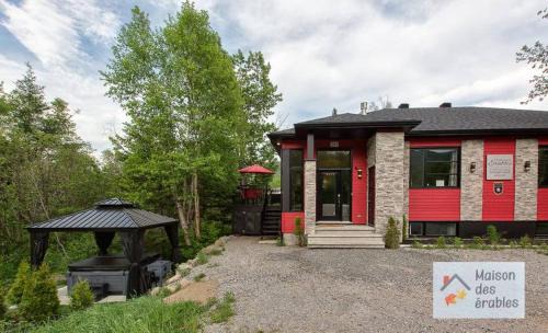 Petite-Riviere-Saint-Francois Casa | Mountain Spa & Pool table - Maison des Erables