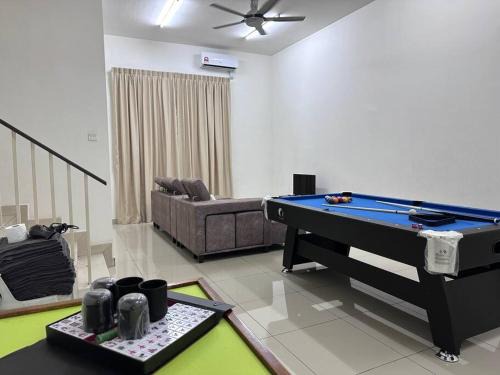 Taman Mount Austin Casa | Mount austin 18 pax AR50 pool