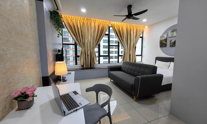 Taman Mount Austin Apartamento | Mount Austin Homestay,1-4 Pax, 5 mins to IKEA TOPPEN AEON Tebrau HSA FREE WIFI and NETFLIX