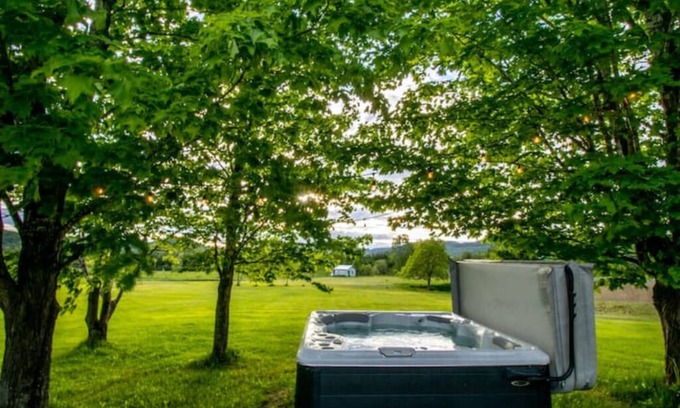 Saint-Leonard-de-Portneuf Casa | Scenic Mountain Views with Hot tub and Trails