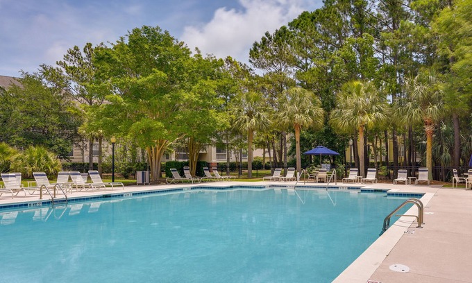 Seaside Farms Condominio | Mount Pleasant Condo w/ Pool & Bikes: Near Beach!
