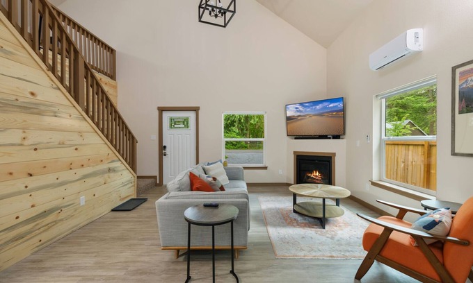 Paradise Estates Cabina | Mount Rainier 3 Bedroom Modern Cabin with Hot Tub